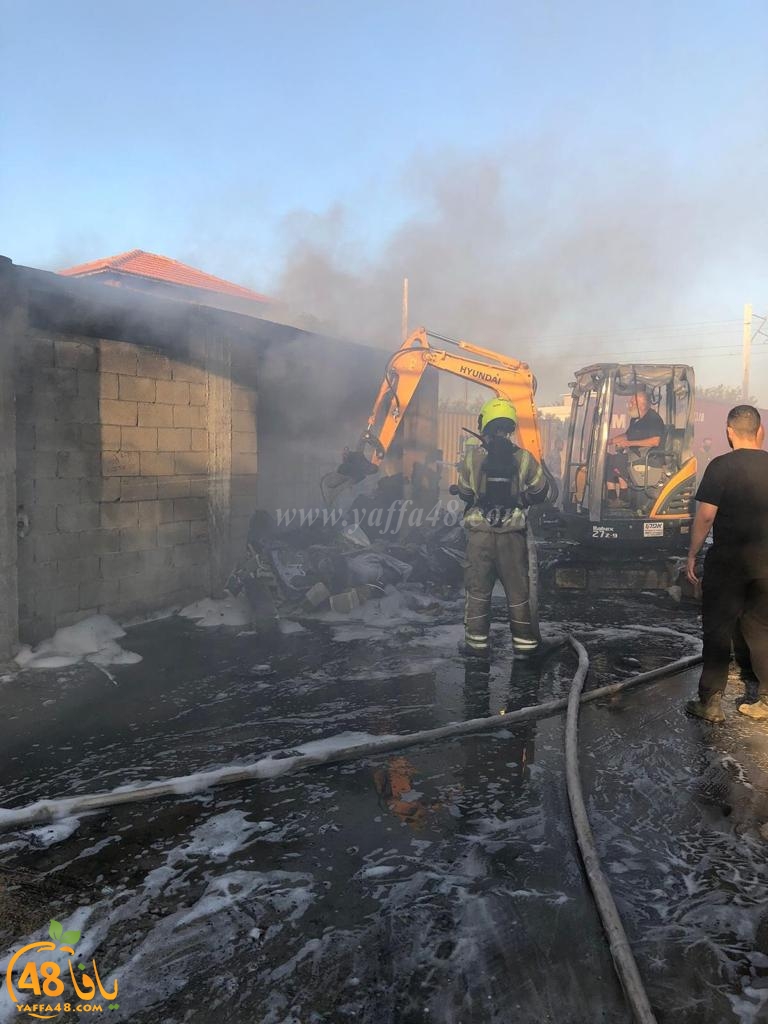 فيديو: اندلاع حريق كبير داخل مستودع لقطع غيار السيارات في مدينة اللد 